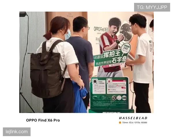 石宇奇戴着亮眼大表排队买路边摊，反差笑死我了